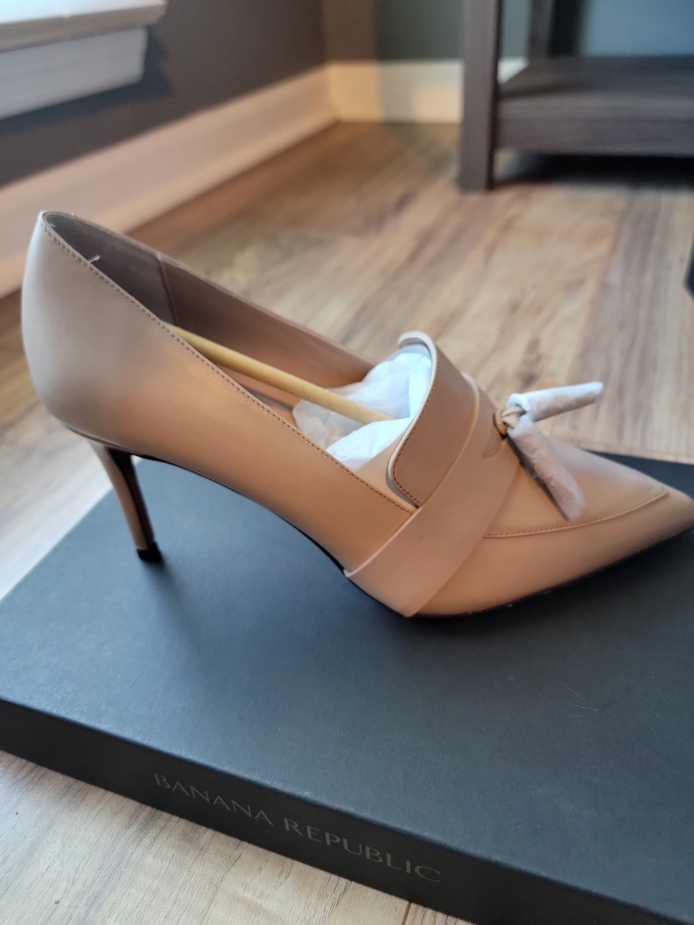 Banana Republic Women's Beige Pointed-Toe Mid Heel Loafer Pump